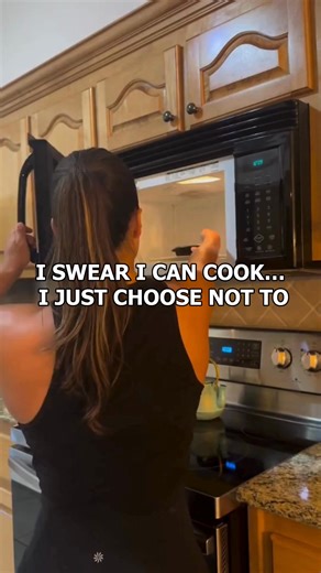 I’m in my comfort era where everything in life needs to be simple, warm, and soft. Cooking from scratch is amazing… when I actually have time for it. But today wasn’t that kind of day. So I went with something easy, pressed start, and let the microwave save the evening. Honestly, it’s the small routines that make life feel lighter. | FlexPro Meals