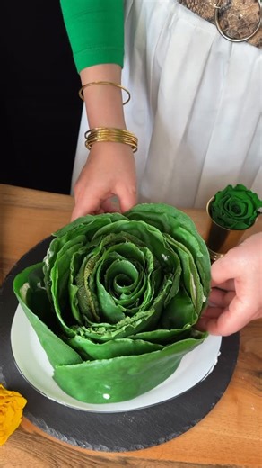 Sevgi Kayhan on Instagram: "Siz de bu videoyu sevdiğinize göndererek bu güzel ana ortak olabilirsiniz. 🥰 ben bu gülleri çok sevdim 😍 Sevgililer Günü için “Yeşil Gül” Pasta Malzemeler İnce Krepler İçin (20 adet): • 2.5 su bardağı süt • 3 adet Yumurta • 2 su bardağı + 1 y.k. Un • 2 yemek kaşığı Şeker • 1 çay kaşığı Tuz • 2 yemek kaşığı Kakao • 3 yemek kaşığı sıvı yağ • Yeşil gıda boyası Kreması İçin: • 1 paket pastacı kreması Hazırlanışı 1. Süt, yumurta, şeker, tuz, bitkisel yağ ve unu topak kal