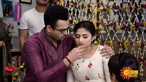 3M views · 28K reactions | সম্পর্কের টানাপোড়েনে দাঁড়িয়ে তিনটে জীবন... ঋষি, জাহ্নবী আর রোশনি। দেখুন "জিয়নকাঠি", প্রতিদিন রাত 8 PM -এ। শুধুমাত্র Sun Bangla -য় #SunBangla #Jiyonkathi #MonePraneBangali #StayTuned | Sun Bangla | Facebook