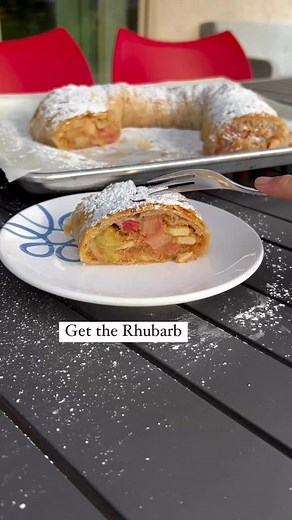 Rhubarb Strudel 🤩 Follow @austrian_cravings for more Austrian baking & Strudel! Dough recipe: 200g flour 110ml water 1 tsp salt 3/4 tbsp oil | Austrian Cravings