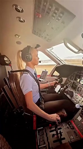 Aviation Girls ✈️✈️♥️♥️😍😍 #ladypilot #flyinggirl #pilotlifestyle #aviationlovers #femalepilots #cabincrew #flightattendant #airport #landing #aviation #ladypilot #pilotgirls #cabincrewgirls #aviationgirls #airhostessfans | Aviation Girls