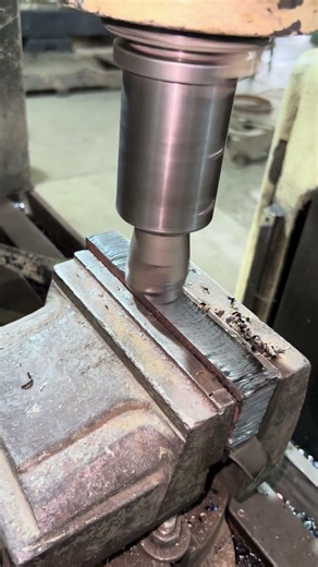 Make a key for shaft with mechanical cutter on milling machine #mill #cutter #key #making #shaft