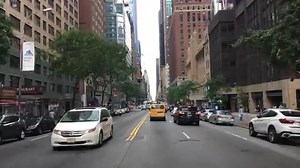 驱车行驶纽约市中心