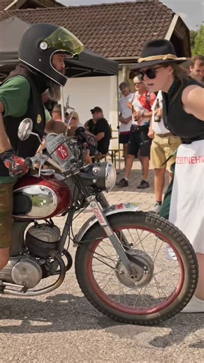 Alpine Riders on Instagram: "🔥 Wenn ein Motorrad nicht nur fährt – sondern Geschichte erzählt… 🔧✨ Die Puch 125/175 SV ist eine echte Legende aus den 50ern und 60ern. Doppelkolben-Zweitakter, einzigartiger Schalenrahmen und dieser unverwechselbare Vintage-Charme – ein Klassiker, der heute noch Herzen höherschlagen lässt. Ob in Blau, Schwarz oder als sportliche SVS in Rot: Jede Variante ist ein Stück Zeitreise auf zwei Rädern. 👉 Lass ein ❤️ da, wenn du alte Puch-Modelle liebst – und markier jem