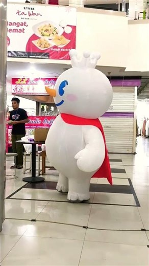 Badut hidung panjang pakai syal merah