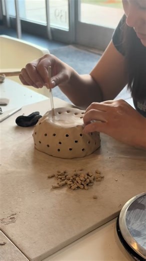 POV: you’re rinsing berries in a bowl you made with your hands. Our newest clay experience just dropped 🤍 A handbuilt stoneware berry bowl—no wheel, no pressure, just clay vibes. This one’s all about: 🍓 slow hands 🍓 texture you can feel 🍓 a piece you’ll actually use Perfect if you’ve ever thought “I want to try clay but the wheel feels intimidating.” This is your sign. Handbuilt. Functional. A little magical. Now booking ✨ Las Vegas Pottery classes Las Vegas Date night ideas Things to do in 