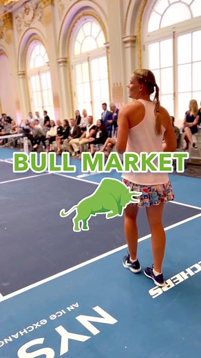 TOP MOMENTS OF 2022: Pickleball at the boardroom of the New York Stock Exchange. WHAT!? Yep, it happened, and I’m pretty sure very few saw that coming. 💸 With the sport’s debut at the Billie Jean King National Tennis Center taking place the same weekend in NYC, looking back, this moment appears to be a true inflection point for pickleball’s growth. It put us on the map in a big way, and things haven’t slowed down since. 🚀 Watching this highlight, there’s a certain funny juxtaposition to the mo