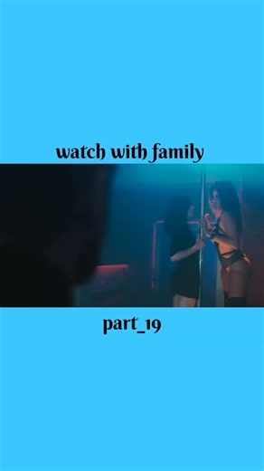 @moviehouse_543 | 日本利用压电瓷砖将脚步转化为电能。这些瓷砖捕捉来自你脚步的动能。当你行走时，你的重量和动作会对瓷砖产生压力。瓷砖会轻微弯曲，从而产生机械应力。瓷砖内部的压电材料将这种应力转化为电能。每一步都会产生少量电荷，而数百万步结合在一起就能产生足够的电力来驱动LED灯、数字显示屏和传感器。... | Instagram