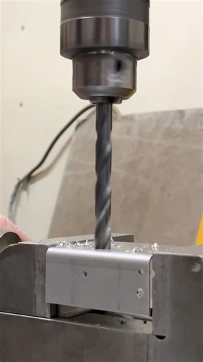 ボール盤を使った機械部品の穴あけ加工