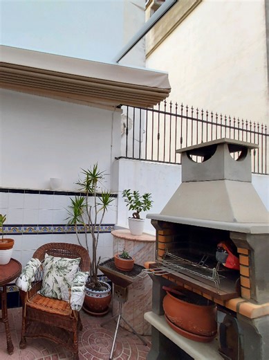 ✨ Casa espectacular en Aldaia con ascensor, garaje para 6 coches y grandes terrazas ✨ A solo 10 minutos de Valencia, en un entorno tranquilo y con todos los servicios, encontramos esta impresionante vivienda independiente con ascensor desde el sótano hasta la última planta. ✔ Garaje para 6 vehículos ✔ Amplias terrazas con zona de barbacoa ✔ 5 habitaciones (varias en suite) ✔ Espacios diáfanos con múltiples posibilidades ✔ Aire acondicionado y excelentes calidades Una casa pensada para disfrutar 