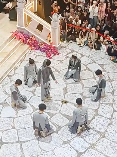 🎶 @enhypen - Sacrifice x Fatal Trouble cover by @eter.nitydc Apa cuma aku yang ngerasa mas nya mirip Jay dari atas(?)😭 📍@Royal Plaza Surabaya #enhypen #jay #parkjongseong #heeseung #jake #sunghoon #jungwon #sunoo #niki #engene #fyp #fypシ #foryourpage #dancecover #kpop #kpopers #kpoper #kpopersindonesia #idol #dance #dancer