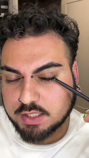 How to Draw Attention to Your Eyes with Makeup