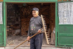 Making A Wooden Rake the Old Fashioned Way - With Only Hand Tools