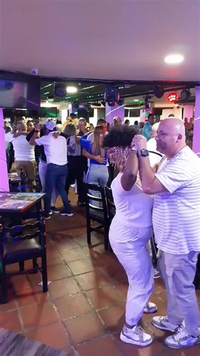 buenos momentos los de esta noche vale tremenda rumba de @PRODUCCIONESOŞUN & LOS 400 junto a los Dj @Josesalsa Pedrón @Dj Luis Flores Compusalsa @🎧DJ Darwin🎧 @Manolo Mariño Dj invitados @El_Chef_Salsero @M I G L E || R9 🍋‍🟩🫐 BMA