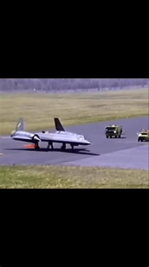 11K views · 263 reactions | SR-71 does its last landing to be put...