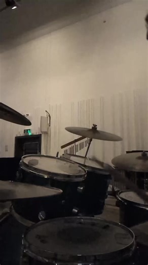 playing huit octobre 1971, the extremely quiet version in the background is to avoid copyright 🙏✌️#fyp #drums #huitoctobre1971 #drumkit #cortex