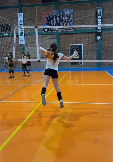 Entrenamiento de Voleibol Pre Infantil en Santa Cruz, Bolivia