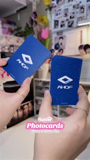 AHOF photocards ✨ Matte film vs. glitter film — side by side. Same photos, different feels. • Matte film – clean look, less glare, scratch-resistant • Glitter film – sparkly finish that pops on cam Which one’s your pick? 👀 Both available for custom photocard orders 💗 #FlutterPrints #AHOF #Photocards #photocardcollection #CustomPrints