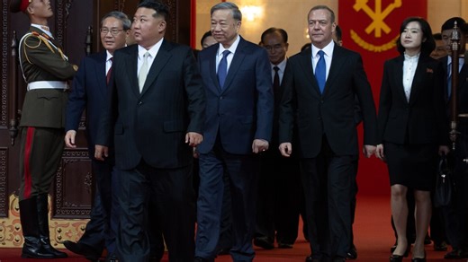 Norcorea exhibe nuevo misil de largo alcance en desfile militar para celebrar el liderazgo de Kim