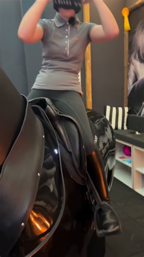 Viktoria Gürtler on Instagram: "✨🐴 LEUTE, Fibi ist 14 Jahre alt. Ich kenne sie, seitdem sie 4 oder 5 ist – und alles, was ihr hier seht, ist „Fun and Games“. Wir wollten einfach etwas ausprobieren und ein bisschen rumblödeln. 😄 Im ersten Teil seht ihr, wie Fibi mit verbundenen Augen versucht hat, ein Schulterherein zu reiten… oder zumindest irgendwas, das in die Richtung gehen sollte. 🙈💙 Rudi reagiert ultrasensibel, übersteuert schnell – und blind wird das Ganze dann endgültig zum Abenteuer.