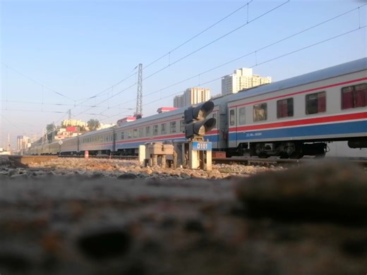 在兰州，我拍到了全路唯一的“金轮号”原色车底！