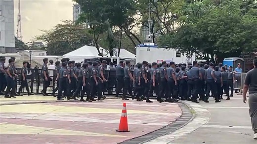 WATCH: Philippine National Police personnel were deployed at Quezon Memorial Circle on Saturday, Feb. 21, to ensure security during the “People Power sa QC: Awit at Aksyon Kontra Korapsyon” event. They were also seen reminding concertgoers to keep an eye on their belongings. | via Arnel Tacson, INQUIRER.net | INQUIRER.net