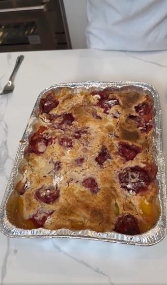 Peach & Strawberry Dump Cake | Easy Fruit Dessert Recipe