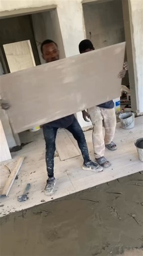 clp on Instagram: "日本利用压电瓷砖将脚步转化为电能。这些瓷砖捕捉来自你脚步的动能。当你行走时,你的重量和动作会对瓷砖产生压力。瓷砖会轻微弯曲,从而产生机械应力。瓷砖内部的压电材料将这种应力转化为电能。每一步都会产生少量电荷,而数百万步结合在一起就能产生足够的电力来驱动LED灯、数字显示屏和传感器。在像涩谷车站这样繁忙的地方,每天大约有240万个脚步为这一系统作出贡献。这些电能可以被储存或立即使用,从而减少对传统电力来源的依赖,并支持可持续的城市基础设施。这种方法将日常运动转化为实用的可再生能源 #日本#知识#事实#你知道吗#推荐#科技 #创新 #历史 #技术#实验 #热门"