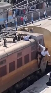 Man Touched The High Tension Wire Get Shock