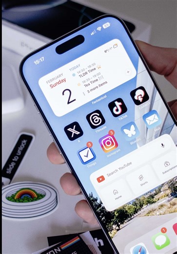 Minimal iPhone Home Screen Setup for 2025