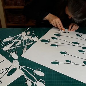 Printing my recent Teasels monotype/ monoprint using paper stencils and the trace method of drawing through from the back of the paper. I plan to add some collaged goldfinches to this one. I've had a few tries at Teasels and this very simplified look seems to be the best. They're very complicated natural forms! You can read more about this one over on my blog. . . . #teasels #seedheads #artblog | Rebecca Vincent Artist