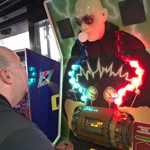 The Addams Family : Electric Shock Generator Arcade Game | Uncle Fester Vs The Guvnor | Nov 2023