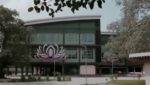 🚨 How to Waste Taxpayers’ Money in India:>Build a ₹100 crore Convention Centre.>Miss deadline after deadline.>Keep changing launch dates.>Let it sit ready but nonoperational for months>Then blame tenders, handovers and administration.Kanpur’s Chunniganj Convention Centre is the perfect case study.>Started in Jan 2022.>Target was 2023.>Construction reportedly completed by July 2024.>Even events were held there.>But it is still not properly operational.So the real question is: Why spend ₹80–100 c
