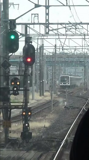 夏の朝の常磐線土浦駅を出発する下りE531系の前面展望