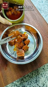 [🍝罐头肉丁炒面] 材料:- 五香肉丁-1罐,干面-3片,鱼丸-6粒,蒜米-1Tbsp,鸡蛋-3颗,青菜-适量 调味料:- 黑酱油,生抽,胡椒粉-少许 煮法:- 1.干面放进热水烫熟(不要太软),捞起沥干水份,加一点葱油捞匀备用 2.鸡蛋打散,放进锅里煎熟后备用 3.罐头肉丁中的油和食油倒进锅里,将蒜米和鱼丸炒香 4.将肉丁倒进去一起翻炒,加入青菜 5.加入面条和调味料翻炒均匀上色 6.最后加入煎蛋快速翻炒均匀即可起锅 . [🍝Canned diced meat fried noodles] Ingredients:- 1 can of spiced diced meat, 3 slices of dried noodles, 6 fish balls, 1Tbsp of garlic, 3 eggs, appropriate amount of green vegetables Seasoning:- Dark soy sauce, light soy sauce, pepper powder-a little Cooking method:- 1. Boil the dried