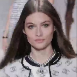 59K views · 3.2K reactions | Scattered left and right across a pale denim coat and a knitted crop top and mini shorts, the double C motif is reinterpreted in an oversized version – just like the new chain strap on a lilac quilted leather bag. The CHANEL Spring-Summer 2022 Ready-to-Wear collection. Camera Fujifilm XT3 See all the looks at chanel.com/-RTW_SS22 | CHANEL | Facebook