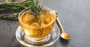 5 receitas de chá de alecrim e seus benefícios para a saúde