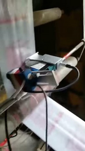 High Speed Automatic Batch Coding Machine Printing Variable QR code on Plastic Bags.