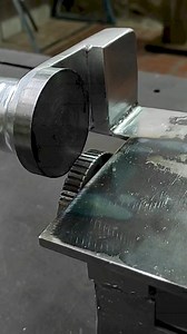 "De CHATARRA a ARMA SECRETA del Taller: Construí esta CORTADORA ELÉCTRICA de Chapas por MENOS de $50 ¡y es BRUTAL!" ¿Tienes chatarra oxidada acumulándose? ¡NO LA TIRES! Te muestro cómo transformé metal viejo en la cortadora eléctrica MÁS POTENTE de mi taller. Lo increíble: TODO costó menos que una salida a cenar. 👇 📹 EN ESTE VIDEO DESCUBRIRÁS: ✅ Paso a paso TOTAL con medidas exactas ✅ Cómo conseguir materiales GRATIS o casi regalados ✅ Los 3 errores FATALES que casi cometo (y cómo evitarlos) ✅