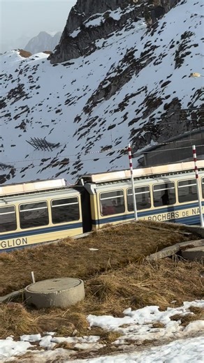 # le Train qui monte de Montreux aux Rochers de Naye, une excursion vers le sommet des montagnes à 2045m avec une vue extraordinaire sur le lac Léman# | Reymond Jossen Edith