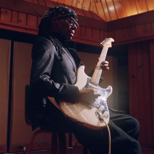 フェンダーミュージック株式会社 on Instagram: "音楽制作を強力にサポートする新ブランド『Fender Studio』が登場🎸 Studio One Proの次世代モデル「Fender Studio Pro」をはじめ、ソフトウェアと『Fender Quantum Series』『Fender AudioBox Go』などのハードウェアがシームレスにつながる制作環境を実現！2026年1月14日（水）より販売開始🎧 FENDER STUDIO ソフトウェア ▪︎Fender Studio Pro 8 ▪︎Fender Studio 1.2 アプリアップデート FENDER STUDIO レコーディングハードウェア ▪︎Fender Quantum LT ▪︎Fender Quantum HD ▪︎Fender AudioBox ▪︎Fender Motion (※2026年春発売予定) 詳しくは下記 or プロフィールページリンクから✅ 🔗https://jp.fender.com/pages/fender-studio #FenderStudio #fender #フェ