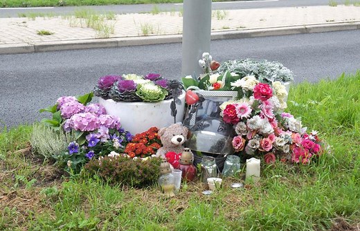 Understanding Roadside Memorials: Traditions and Controversies | LoveToKnow