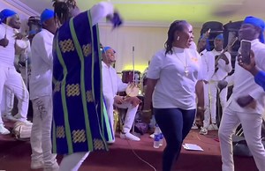 Mrs Babalawo on stage🤣😂 I found this video on my old phone and decided to share them with y’all. Is there any traditionalist in the house? This is why I’m an ENTERTAINER, I fit in anywhere anytime any day. #throwback #oyinlomodiamond #music #musician #liveband #traditionalist | Oyinlomo Diamond
