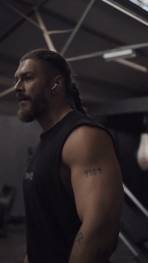 Reeff Kühn on Instagram: "Internal focus during training leads to better results. Research in sports science shows that directing your attention inward — toward your muscles, movement, and breath — improves motor control, strength, and overall performance. This is called an “internal focus of attention.” In contrast, focusing externally (like thinking about how much weight you’re lifting or how you look in the mirror) can actually reduce movement efficiency. By paying attention to the feeling of