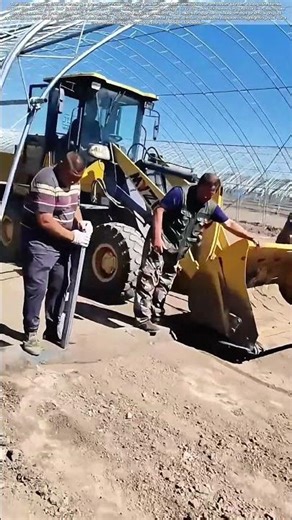 Improvised Leveling: How a Steel Beam and Teamwork Replace Expensive Machinery