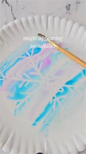 Draw a snowflake with a white crayon on a paper plate and use watercolors to make it appear❄️ | Crafty Morning