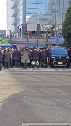 高市総理大臣応援演説終了後、警備・警護にあたっていた埼玉県警察私服警察官👮🚨が終了後に集合、埼玉県・所沢駅🚉