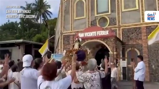KARAKOL PARA KAY SAN VICENTE FERRER! Tampok sa selebrasyon ng ika-676 na anibersaryo ng kapanganakan ni San Vicente Ferrer sa San Juan, Batangas ang karakol na isang tradisyunal na sayaw-parangal na iniaalay ng mga deboto na nakasuot ng kimona bilang pasasalamat at panata sa santo. Dinaluhan ito ng mga residente na sama-samang nagdiwang at nagpamalas ng kanilang debosyon, tradisyon, at kultura. Courtesy: SVFC Soccom | GMA News