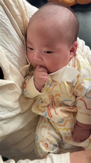 Hungry Baby’s Precious Reaction Seeing Milk Arrive 🍼🥹 #CuteBaby #BabyMoments #Shorts
