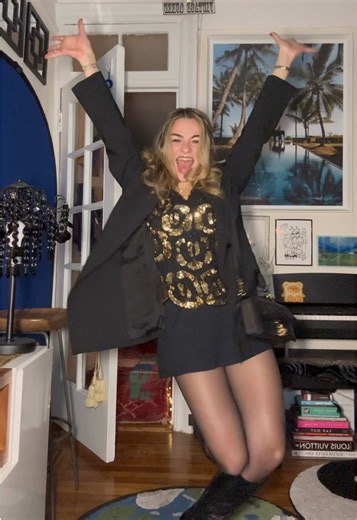 Black Gold 🖤💛 ⠀ Not everything that glitters is gold… ⠀ Black mini skirt from @MOTEL ⠀ #nycfashion #ootd #grwm #motelrocks #holidaystyle